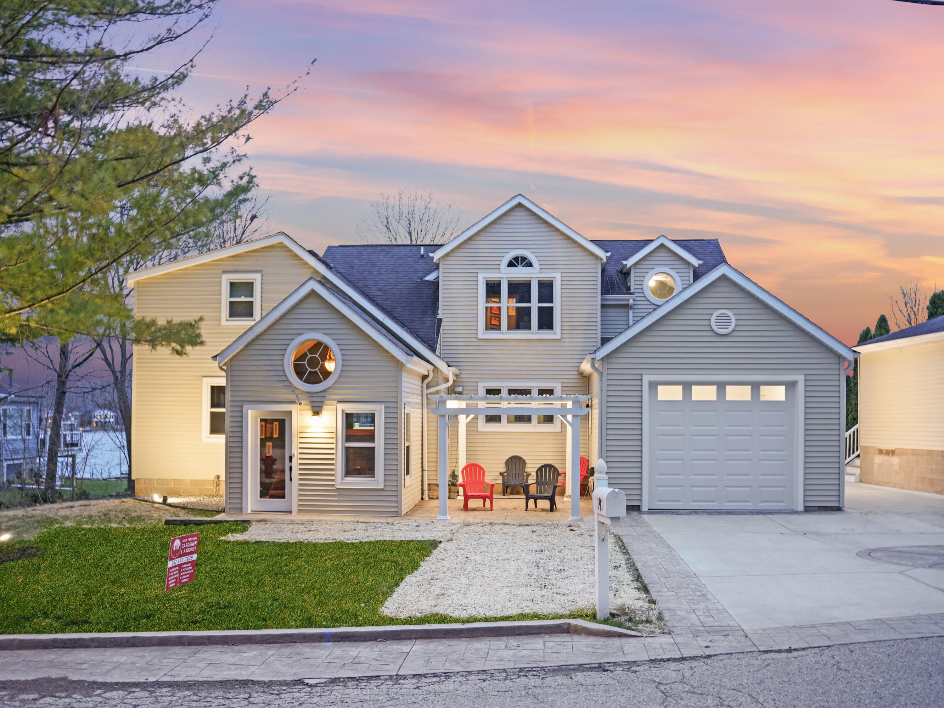 191 Riverside Dr, Waterford